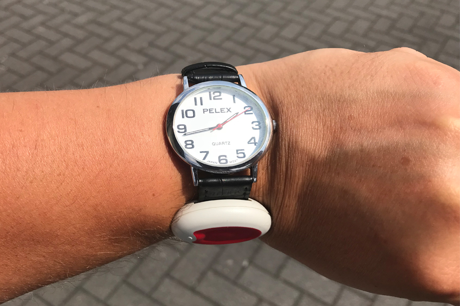 myamie_at_watch-big MyAmie@Watch Sen-big: Tunstall Funk-Rufknopf mit Senioren-Uhr (unisex) kombiniert | Notruf-Uhr