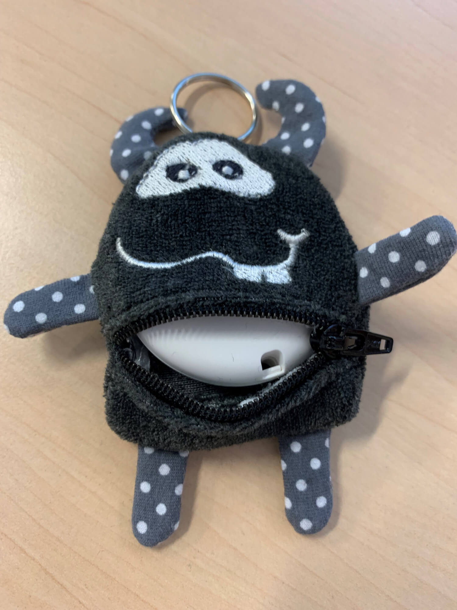 Monster_grau_Otiom_in_Bauch Im Bauch der Tasche befindet sich der Otiom-Tag.