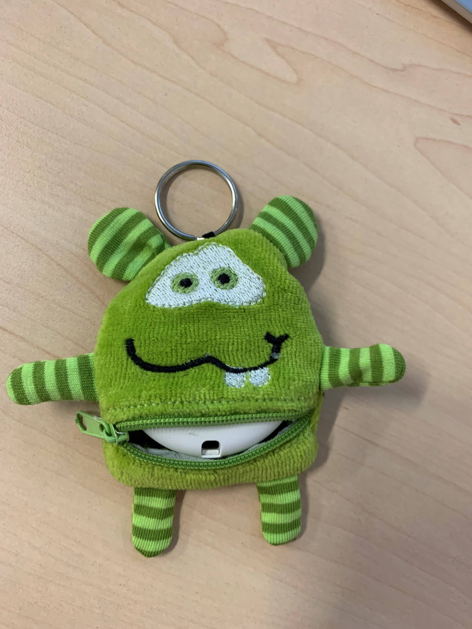 Monster_gruen_Otiom_in_Bauch Im Bauch der Tasche befindet sich der Otiom-Tag