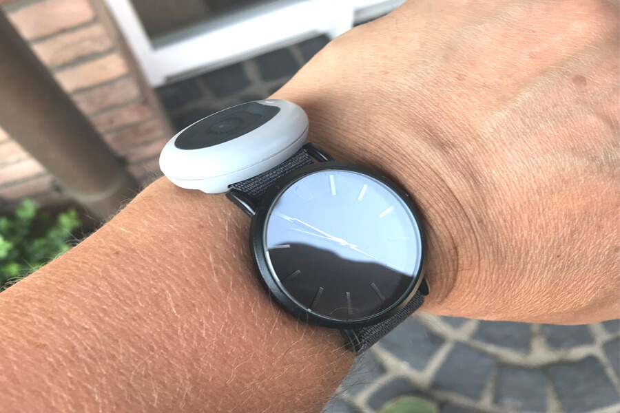 myamie_at_watch-black_stret MyAmie@Watch black-stretch Tunstall Funk-Rufknopf mit Herren-Uhr kombiniert | Notruf-Uhr