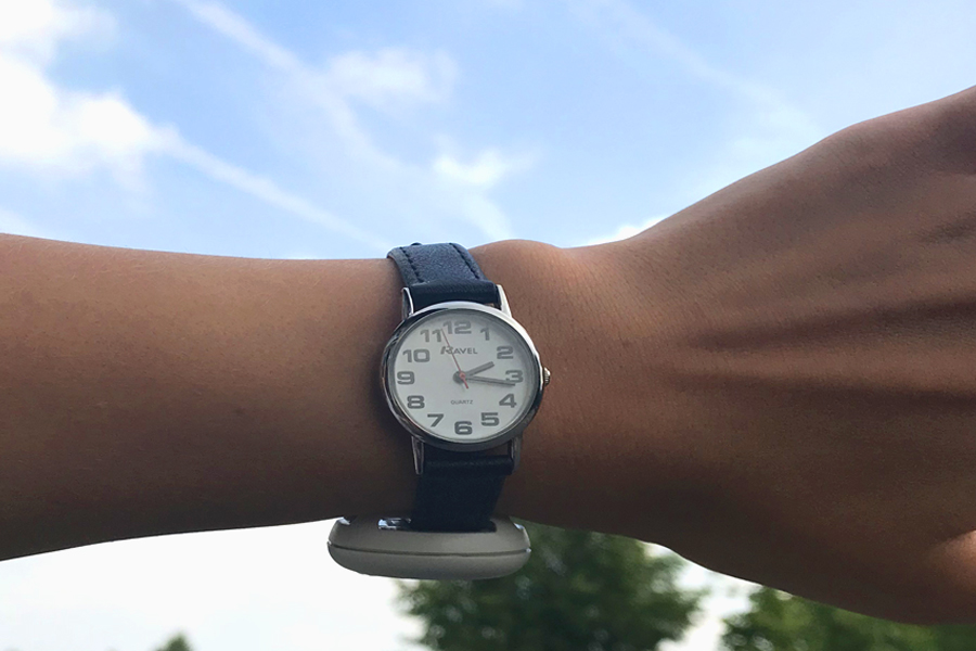 Artikelbild02_900x600 MyAmie@Watch Sen-small: Tunstall Funk-Rufknopf mit Senioren-Uhr (Damen) kombiniert | Notruf-Uhr